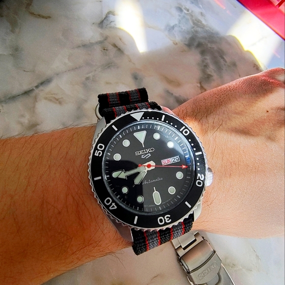 Seiko Black and Red Nato Strap Watch with Original Stainless Steel Bracelet - Picture 2 of 4